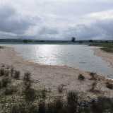Dall�alto di una pedana sopraelevata possiamo scrutare dall�alto la forma irregolare del lago: una lunga lingua d�acqua quasi triangolare che si fa strada fra i terreni circostanti